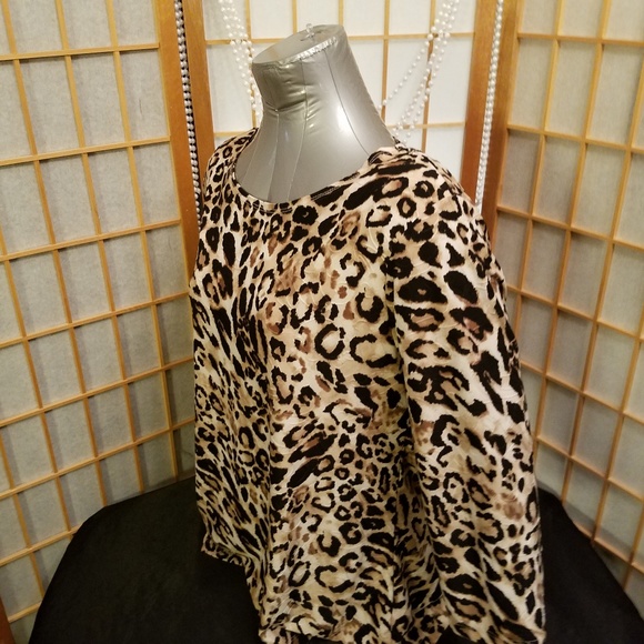 Woman's Top - Picture 2 of 5